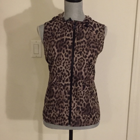 VINCE CAMUTO - Leopard Print Hooded Cargo Vest - Picture 7 of 10